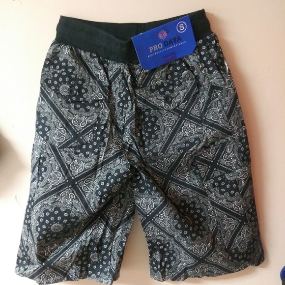 Size Small/M/L bandana print cargo shorts - Picture 2 of 2